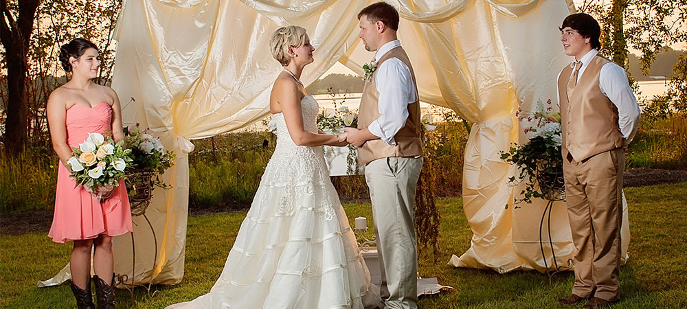 couple-at-altar